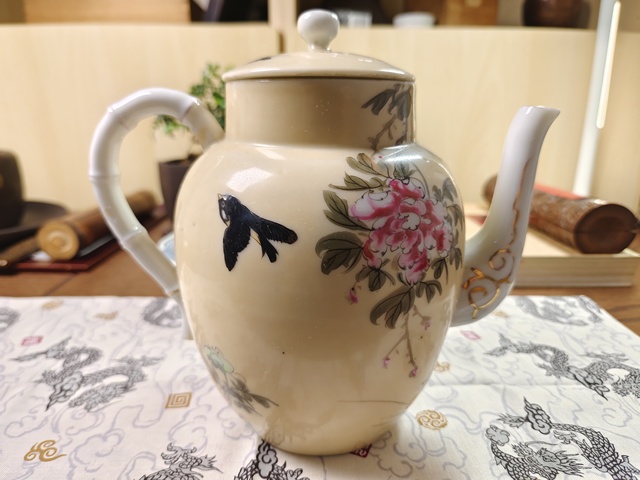 古玩陶瓷米黃釉粉彩花鳥紋茶壺拍賣,當前價格2580元