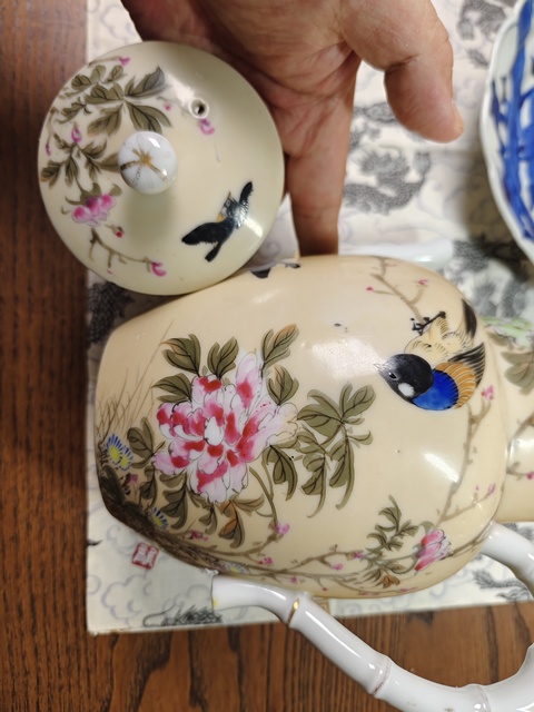 古玩陶瓷米黃釉粉彩花鳥紋茶壺拍賣,當前價格2580元