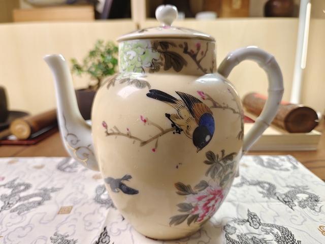 古玩陶瓷米黃釉粉彩花鳥紋茶壺拍賣,當前價格2580元
