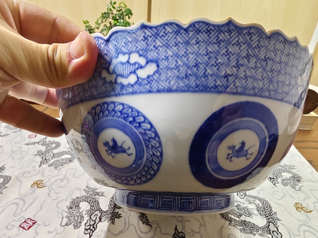 古玩陶瓷明 青花錦地人物紋花口碗拍賣,當(dāng)前價(jià)格2980元