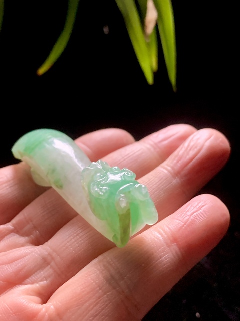 古玩玉器清代天然翡翠“龍首帶鉤”拍賣,當(dāng)前價(jià)格43800元