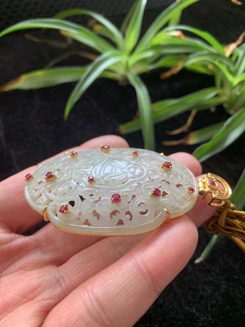 古玩玉器清代和田玉雕“花卉紋”玉瓦佩拍賣,當前價格28000元