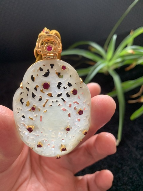 古玩玉器清代和田玉雕“花卉紋”玉瓦佩拍賣,當前價格28000元