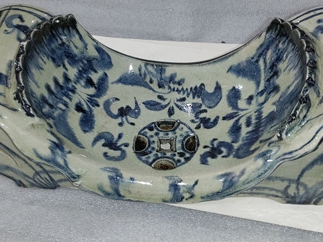 古玩陶瓷青花花卉紋鏤空瓷枕真品鑒賞圖