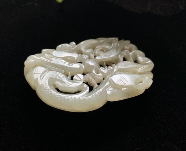 古玩玉器明代和田玉雕“雙龍戲珠”佩拍賣(mài)，當(dāng)前價(jià)格18000元