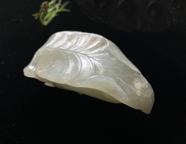古玩玉器清代和田玉雕“一葉承獾”掛件拍賣(mài)，當(dāng)前價(jià)格18000元