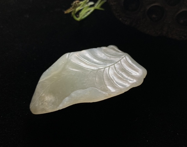 古玩玉器清代和田玉雕“一葉承獾”掛件拍賣(mài)，當(dāng)前價(jià)格18000元