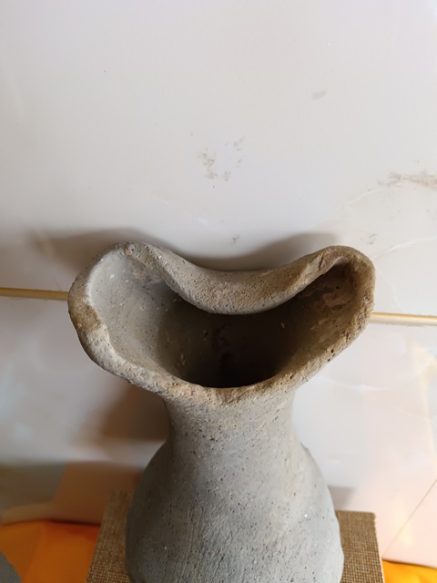 古玩陶瓷館藏級灰陶鼓釘花口瓶拍賣,當(dāng)前價格98元