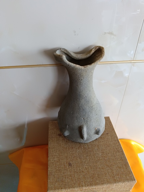古玩陶瓷館藏級灰陶鼓釘花口瓶拍賣,當(dāng)前價格98元