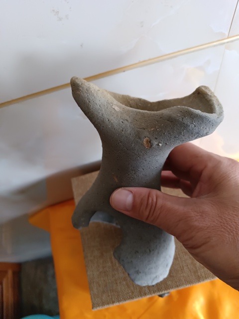 古玩陶瓷館藏級灰陶鼓釘花口瓶拍賣,當(dāng)前價格98元