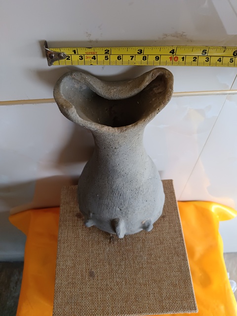 古玩陶瓷館藏級灰陶鼓釘花口瓶拍賣,當(dāng)前價格98元