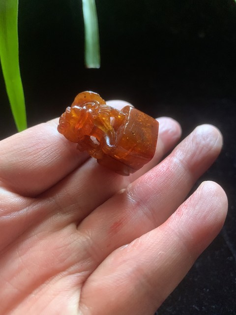 古玩玉器清代琥珀雕“獸鈕印章”拍賣,當前價格16500元