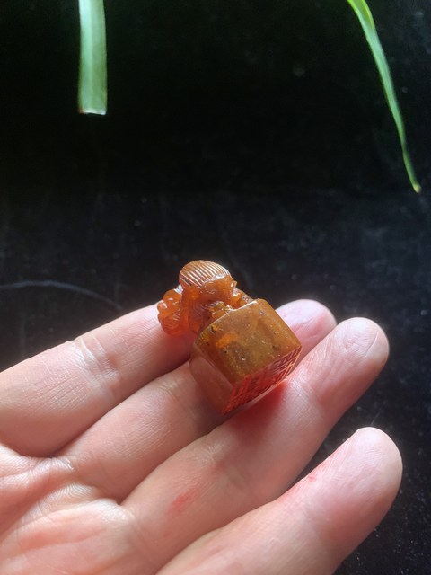 古玩玉器清代琥珀雕“獸鈕印章”拍賣,當前價格16500元
