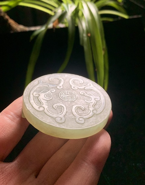 古玩玉器清代天然翡翠雕“雙龍捧壽”帶扣拍賣，當前價格13500元