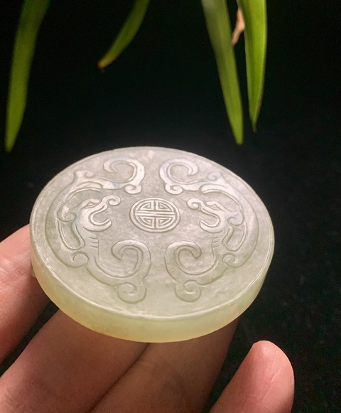 古玩玉器清代天然翡翠雕“雙龍捧壽”帶扣拍賣，當前價格13500元
