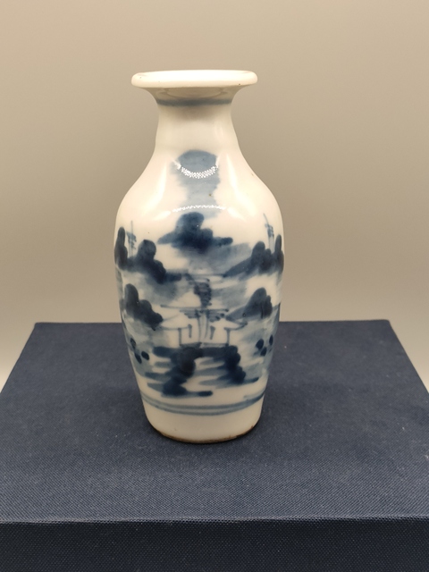 古玩陶瓷清中期,青花山水紋賞瓶,柳葉瓶拍賣,當(dāng)前價格1600元