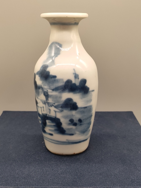 古玩陶瓷清中期,青花山水紋賞瓶,柳葉瓶拍賣,當(dāng)前價格1600元