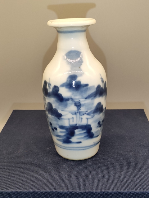 古玩陶瓷清中期,青花山水紋賞瓶,柳葉瓶拍賣,當(dāng)前價格1600元