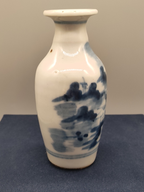 古玩陶瓷清中期,青花山水紋賞瓶,柳葉瓶拍賣,當(dāng)前價格1600元