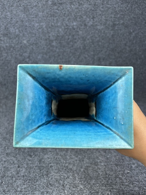 古玩陶瓷孔雀藍釉堆塑人物象耳尊拍賣，當前價格9888元