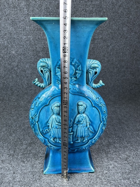 古玩陶瓷孔雀藍釉堆塑人物象耳尊拍賣，當前價格9888元