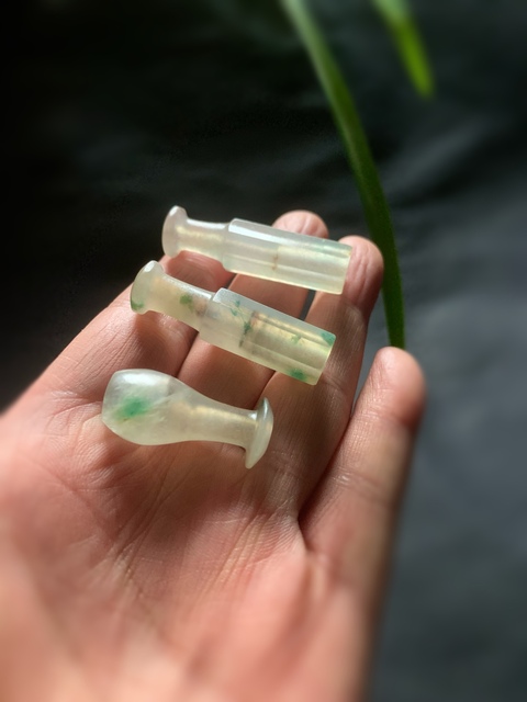 古玩玉器清代翡翠雕“素紋煙嘴”拍賣,當前價格21000元