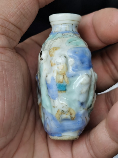 古玩陶瓷淺浮雕人物紋鼻煙壺拍賣,當前價格998元