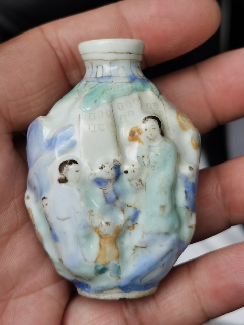 古玩陶瓷淺浮雕人物紋鼻煙壺拍賣,當前價格998元