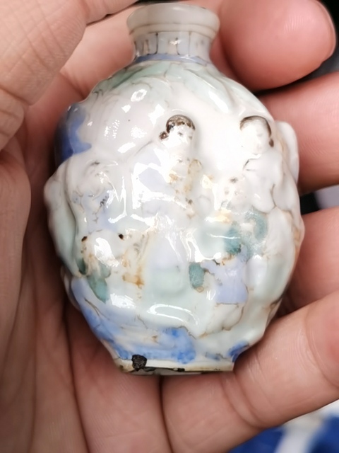 古玩陶瓷淺浮雕人物紋鼻煙壺拍賣,當前價格998元