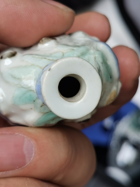 古玩陶瓷淺浮雕人物紋鼻煙壺拍賣,當前價格998元