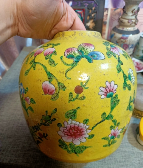 古玩陶瓷清中期花蝶紋粉彩罐拍賣，當前價格8888元