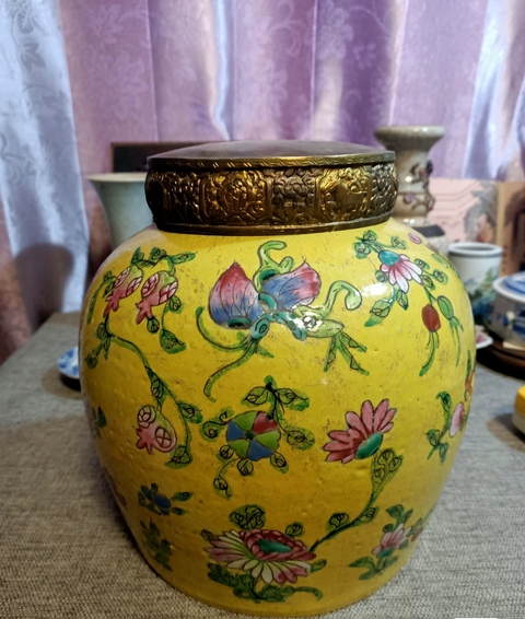 古玩陶瓷清中期花蝶紋粉彩罐拍賣，當前價格8888元
