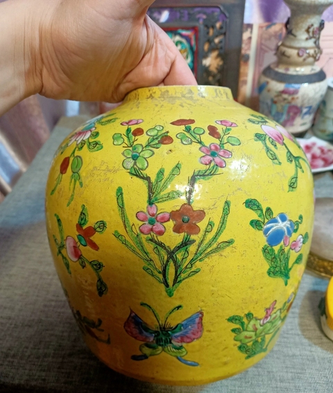 古玩陶瓷清中期花蝶紋粉彩罐拍賣，當前價格8888元