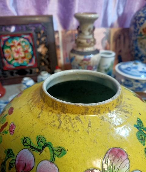 古玩陶瓷清中期花蝶紋粉彩罐拍賣，當前價格8888元