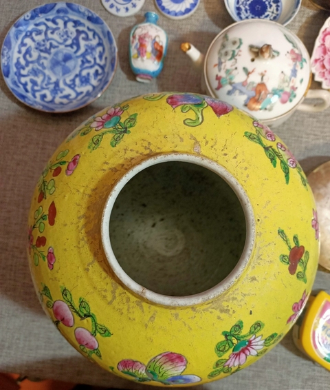 古玩陶瓷清中期花蝶紋粉彩罐拍賣，當前價格8888元