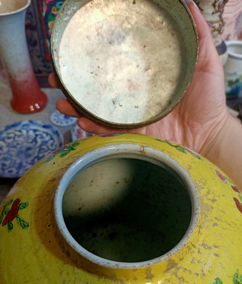 古玩陶瓷清中期花蝶紋粉彩罐拍賣，當前價格8888元