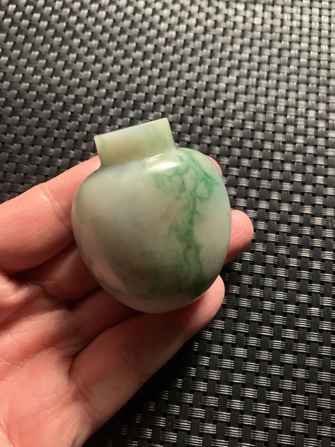 古玩玉器清代天然翡翠雕“素紋鼻煙壺”拍賣，當前價格21000元