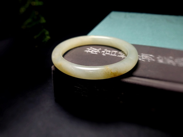 古玩玉器清代和田玉雕“素紋手鐲”拍賣，當前價格15000元