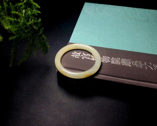 古玩玉器清代和田玉雕“素紋手鐲”拍賣，當前價格15000元