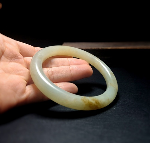 古玩玉器清代和田玉雕“素紋手鐲”拍賣，當前價格15000元