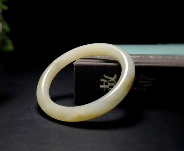 古玩玉器清代和田玉雕“素紋手鐲”拍賣，當前價格15000元