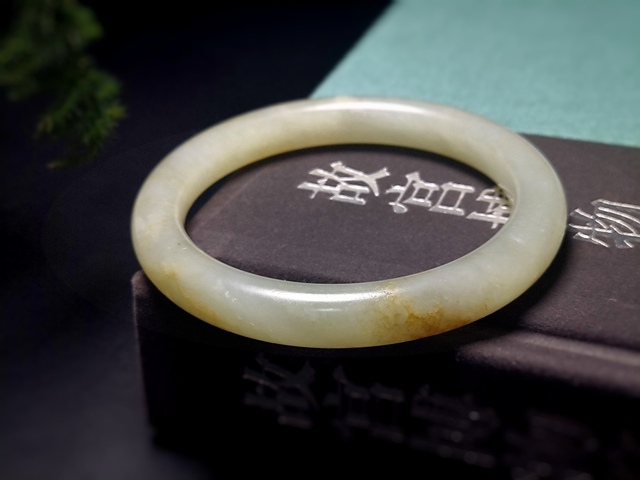 古玩玉器清代和田玉雕“素紋手鐲”拍賣，當前價格15000元
