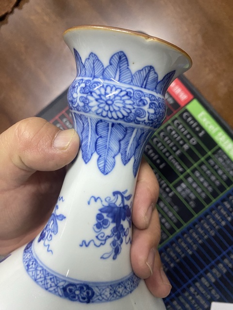 中国　 大清康熙年製 青花 　大花瓶 　高さ約５４センチ　花草人物仙人老女唐人 大清康熙年制款青花龙纹长颈瓶- 北京【瓷器】 - 拍品展示