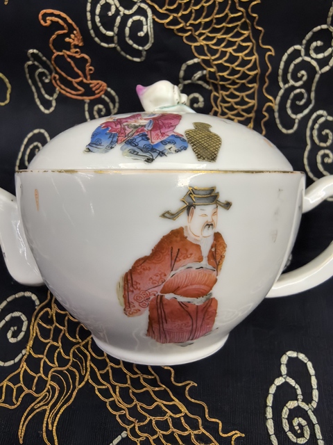 古玩陶瓷道光粉彩無雙譜人物茶壺拍賣,當前價格18888元