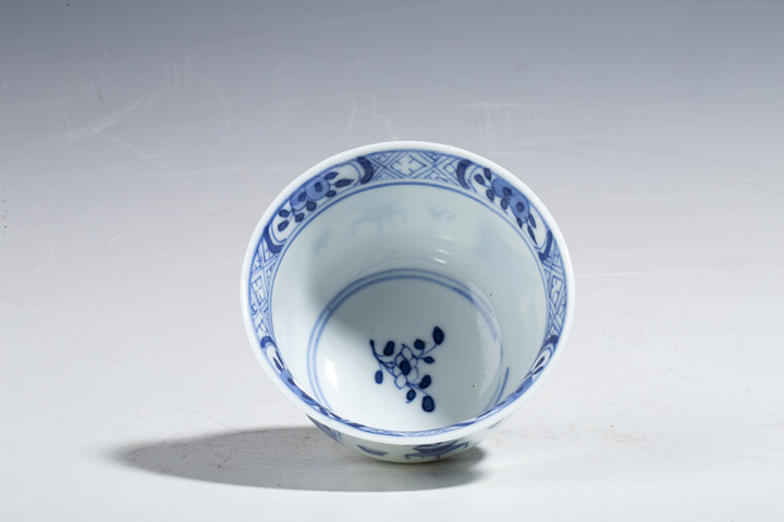 古玩陶瓷清晚·青花仕女瑞犬圖杯碟拍賣，當(dāng)前價(jià)格3800元