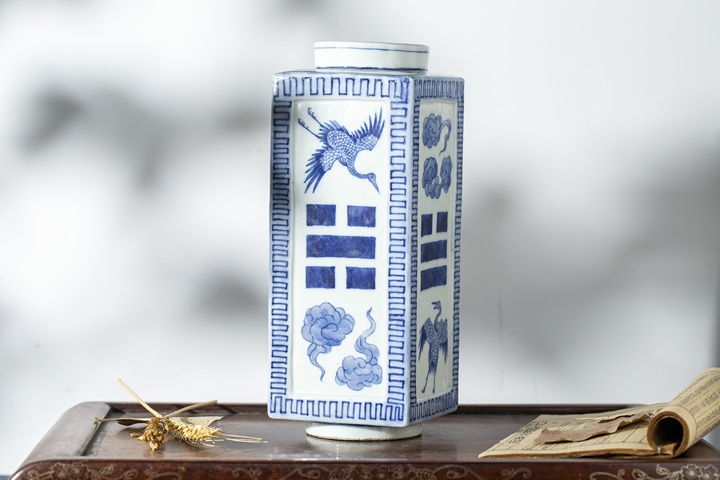 古玩陶瓷清晚·青花云鶴八卦紋琮式瓶
拍賣，當前價格0元