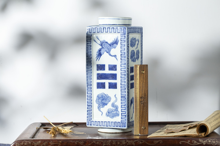 古玩陶瓷清晚·青花云鶴八卦紋琮式瓶
拍賣，當前價格0元