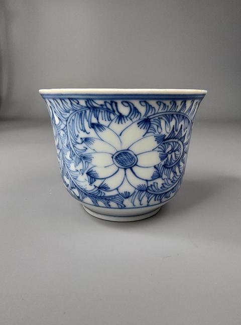 古玩陶瓷清中期青花淡描花卉紋仰鐘杯拍賣(mài)，當(dāng)前價(jià)格1718元