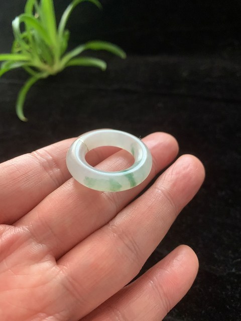 古玩玉器清代天然翡翠雕“素紋環(huán)”拍賣,當(dāng)前價(jià)格3600元