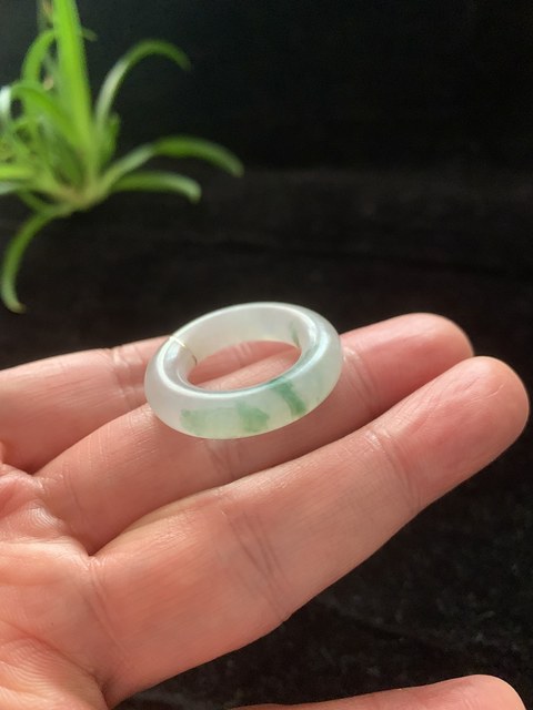 古玩玉器清代天然翡翠雕“素紋環(huán)”拍賣,當(dāng)前價(jià)格3600元